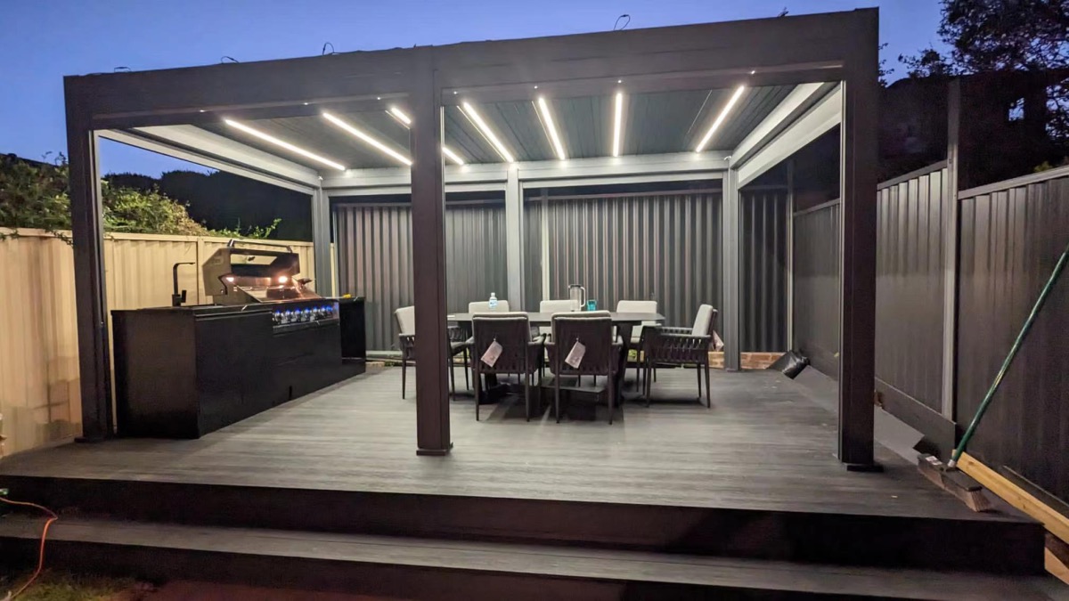 Mái pergola nhôm lắp đặt tại sân thượng nhà phố hiện đại ở miền Nam Mái pergola nhôm lắp đặt tại sân thượng nhà phố hiện đại ở miền Nam